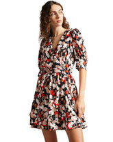 Robe courte imprimée à manches courtes et col en V bouffant en georgette